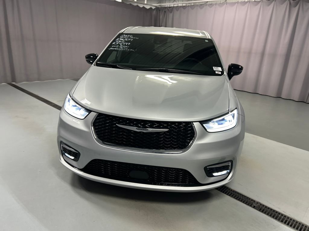 Used 2026 Chrysler Pacifica Select image 2