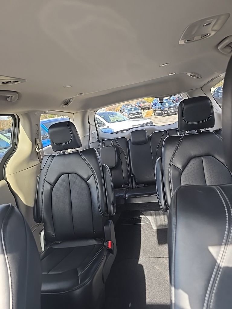 Used 2024 Chrysler Pacifica Touring-L image 15