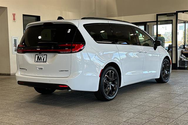New 2026 Chrysler Pacifica Limited w/ Uconnect Theater Family Group image 4