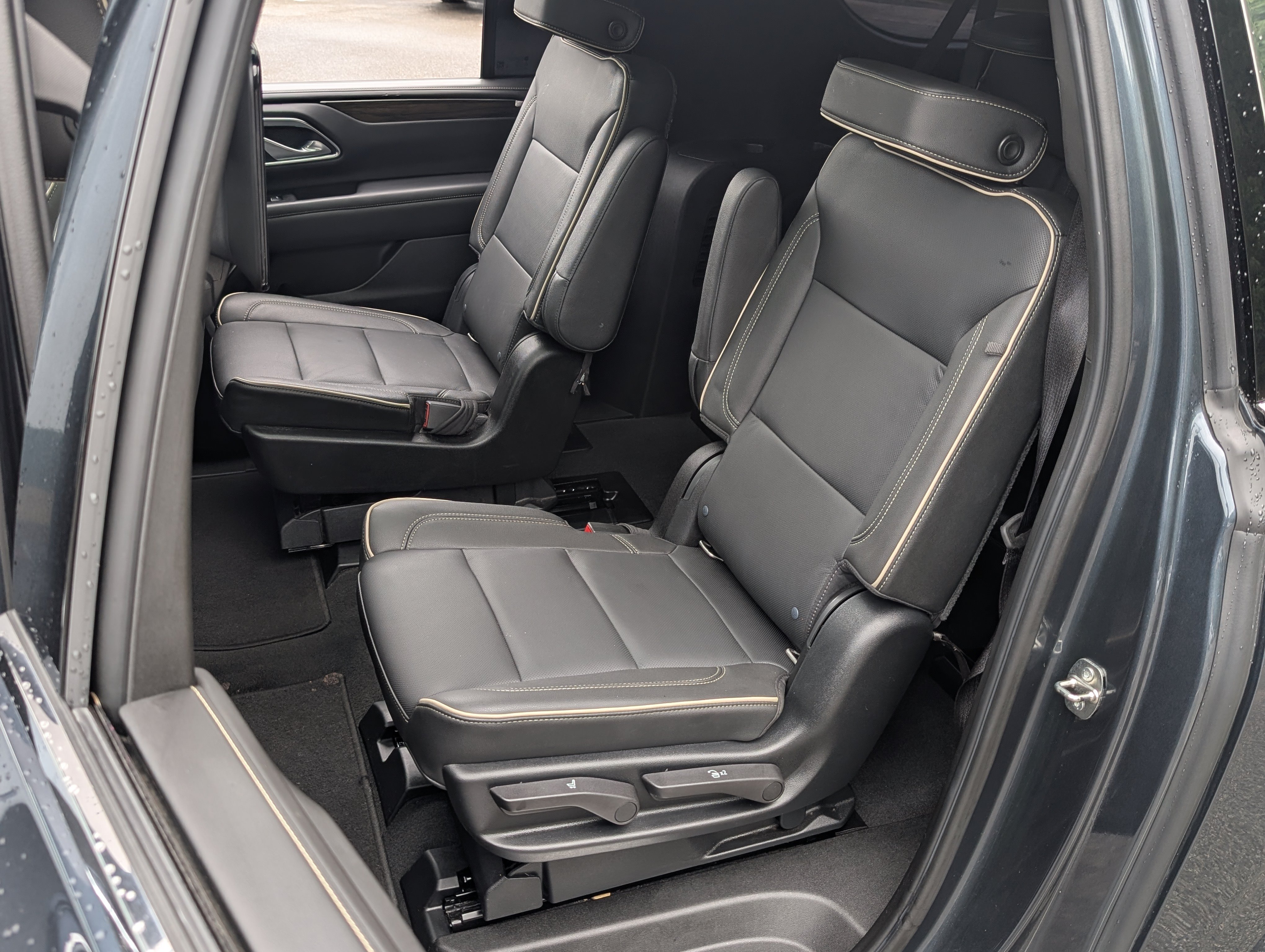 Used 2021 Chevrolet Suburban Premier w/ Premium Package 2 RWD image 18
