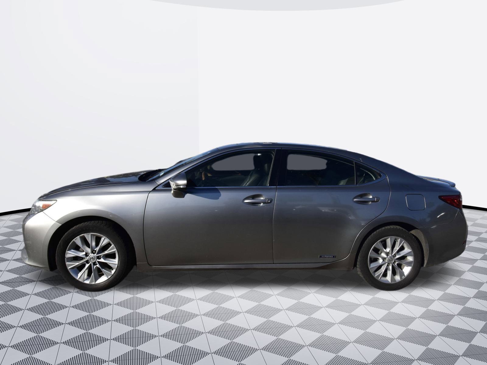 Used 2015 Lexus ES 300h w/ Navigation System Package image 2