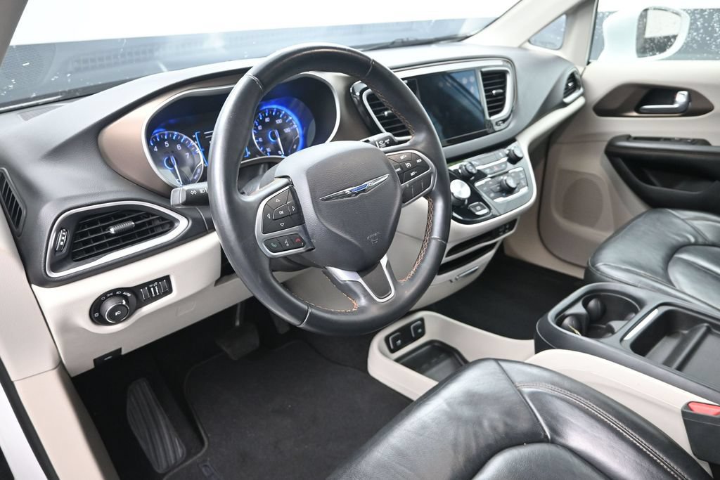 Used 2017 Chrysler Pacifica Touring-L FWD image 12