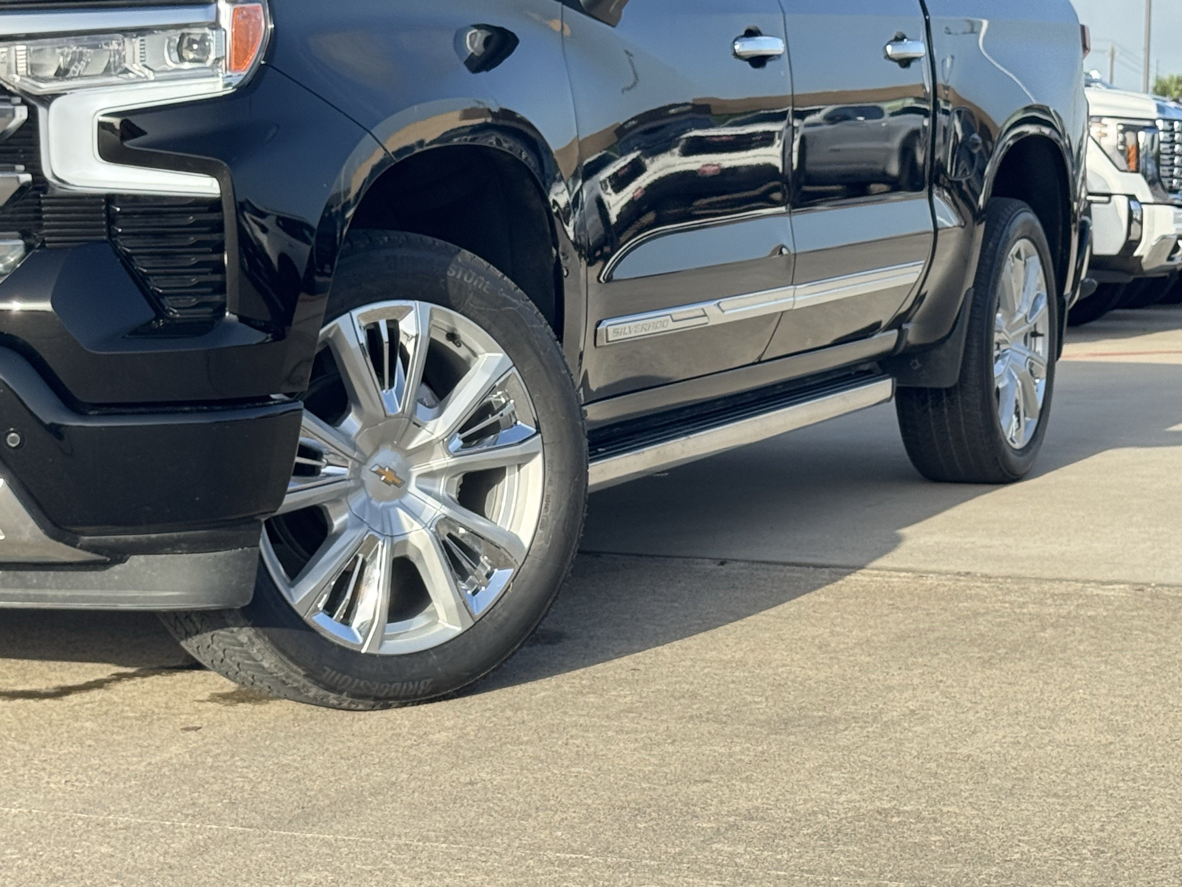 Used 2025 Chevrolet Silverado 1500 High Country w/ High Country Premium Package AWD/4WD image 3