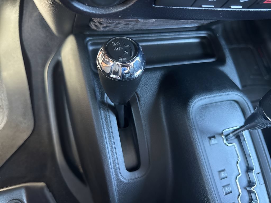 Used 2017 Jeep Wrangler Unlimited Sahara w/ Connectivity Group AWD/4WD image 18