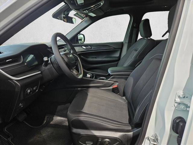 Used 2025 Jeep Grand Cherokee Laredo X RWD image 11