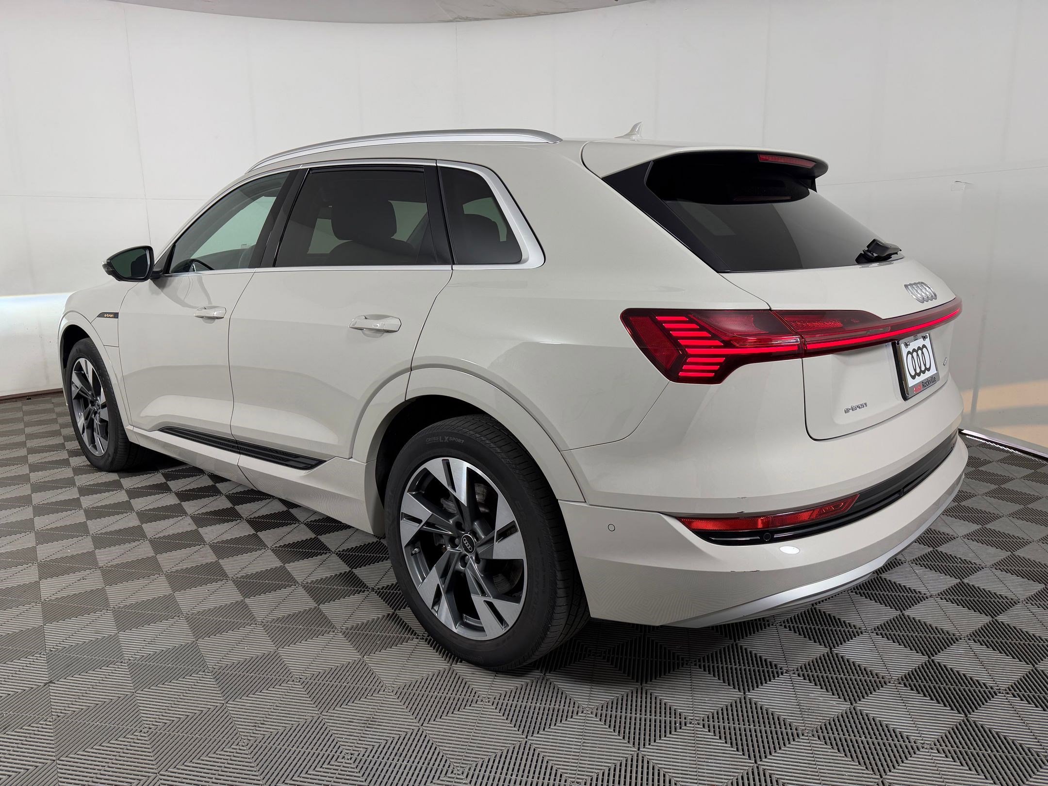 Used 2022 Audi e-tron Premium Plus w/ Premium Plus Package AWD/4WD image 3