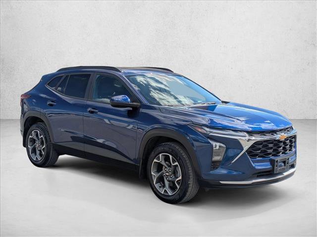 Used 2024 Chevrolet Trax LT w/ Sunroof Package FWD image 3