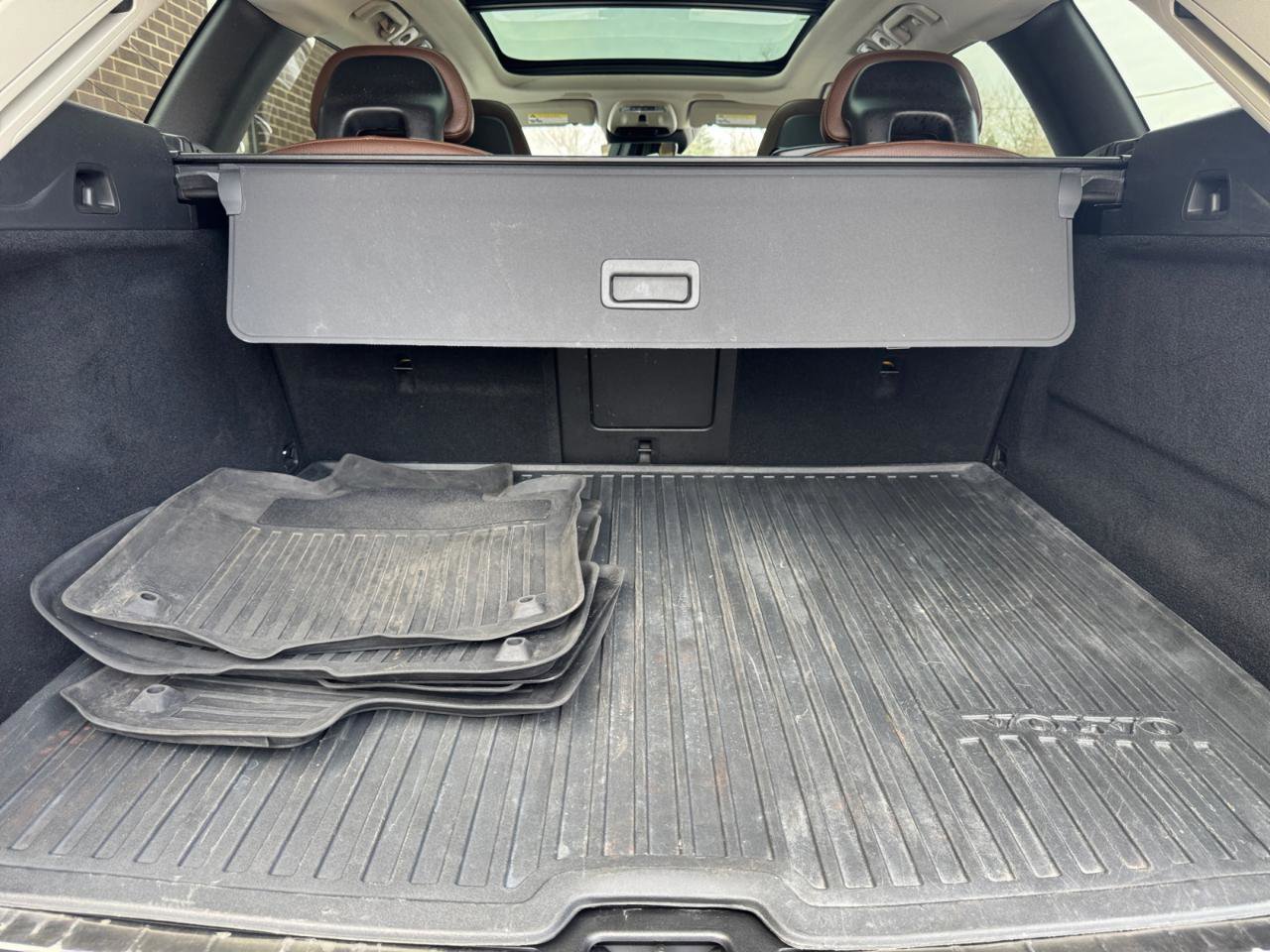 Used 2018 Volvo XC60 T6 Momentum w/ Vision Package image 25