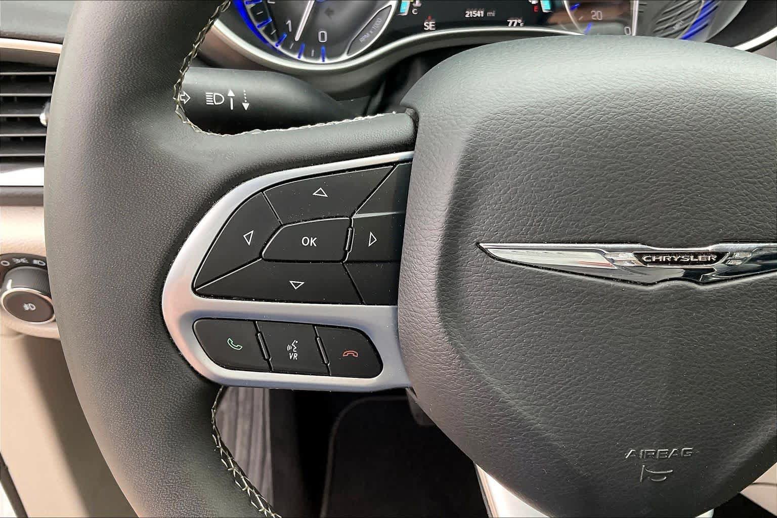 Used 2024 Chrysler Pacifica Touring-L FWD image 23