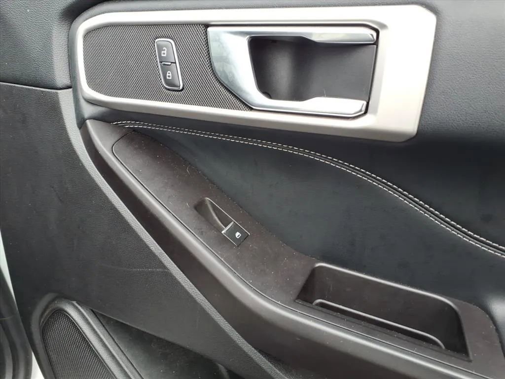 Used 2020 Ford Explorer XLT w/ Equipment Group 202A image 12