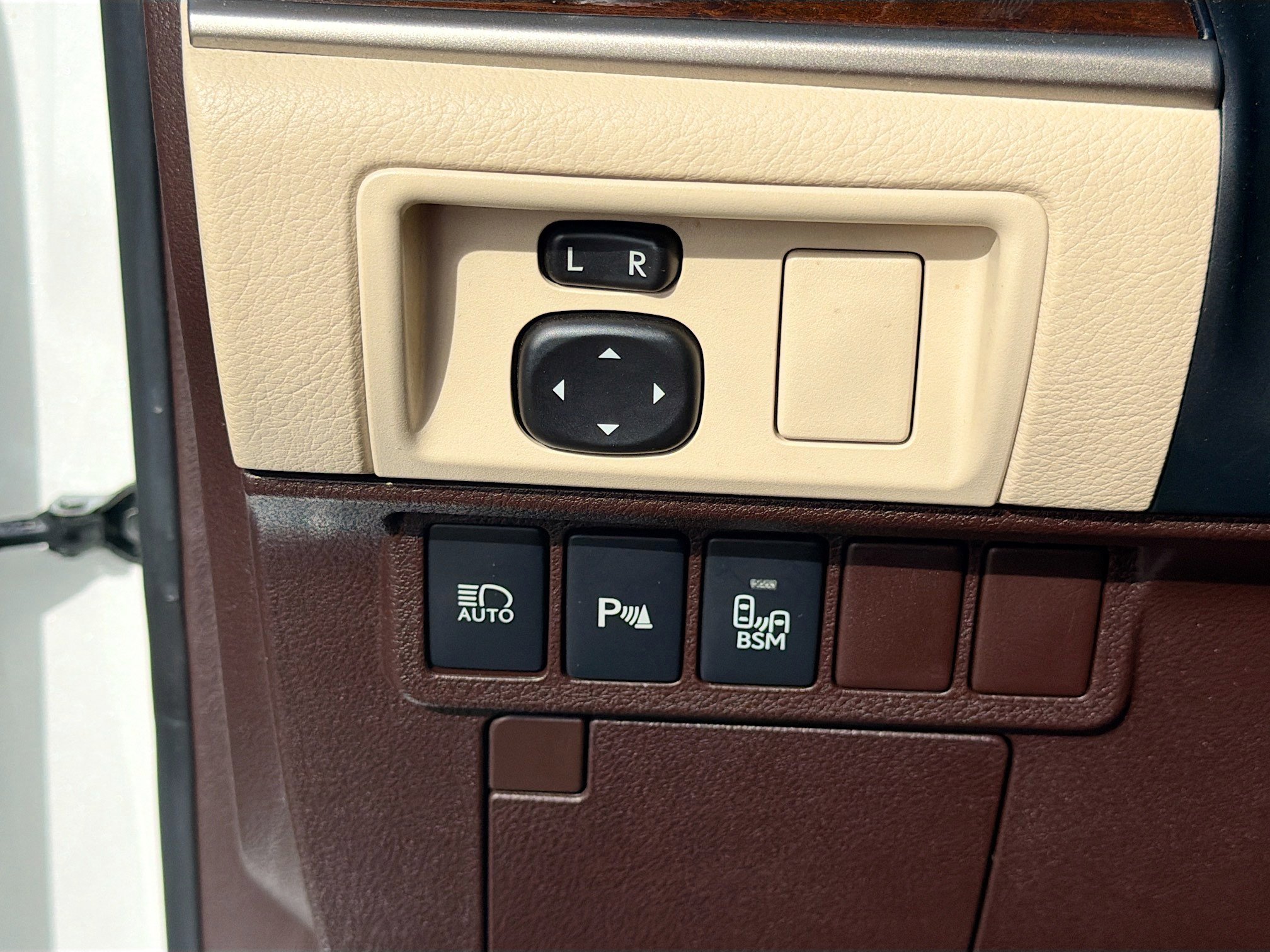 Used 2016 Lexus ES 350 w/ Luxury Package w/Wood Trim image 33