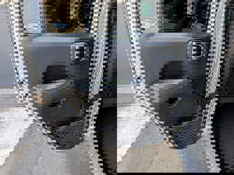 Used 2023 Jeep Wrangler Unlimited Sahara image 23
