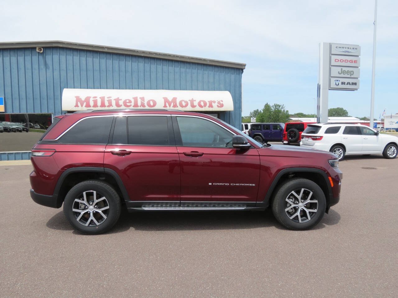 Used 2025 Jeep Grand Cherokee Limited w/ Trailer Tow Package AWD/4WD image 1