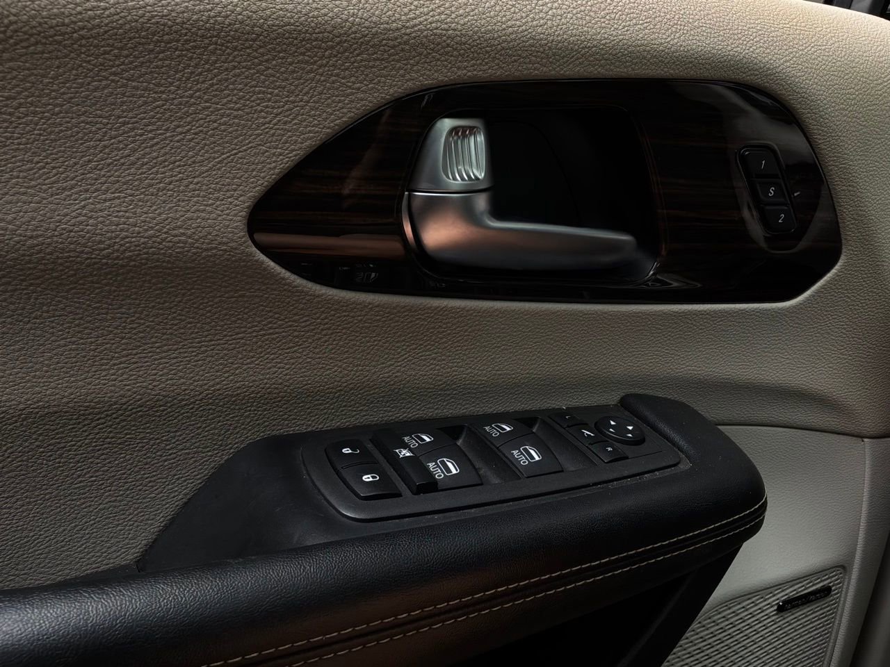 Used 2022 Chrysler Pacifica Limited FWD image 25