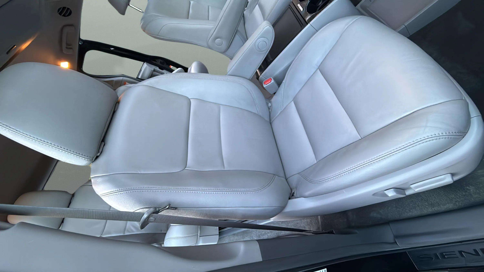 Used 2017 Toyota Sienna XLE Premium image 36