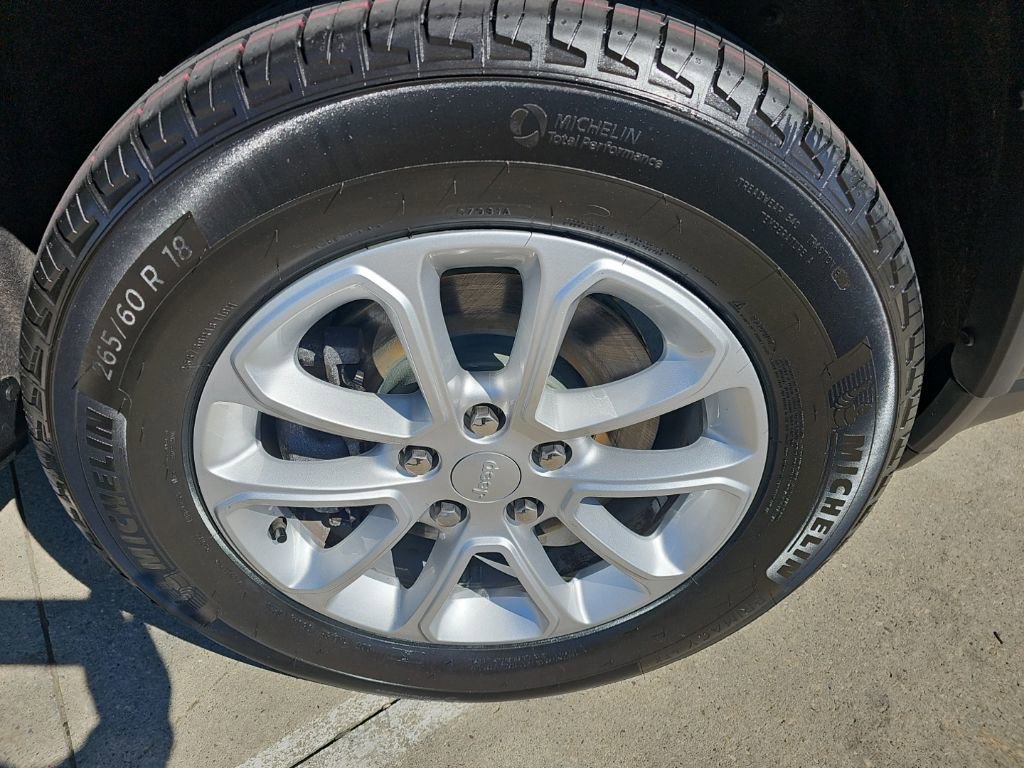 Certified 2021 Jeep Grand Cherokee Laredo AWD/4WD image 2