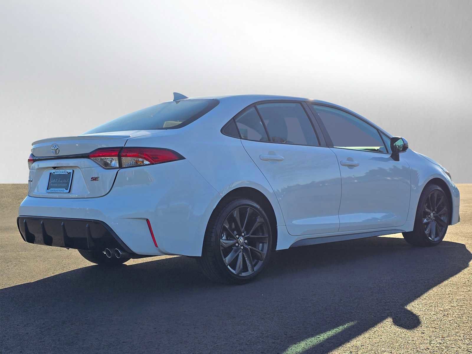 Used 2024 Toyota Corolla SE w/ SE Premium Package image 3