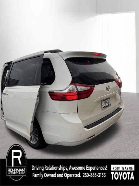 Used 2017 Toyota Sienna XLE Premium FWD image 5