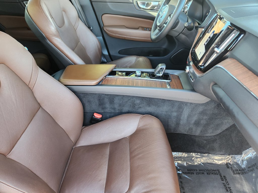 Used 2024 Volvo XC60 T8 Plus w/ Protection Package Premier AWD/4WD image 5