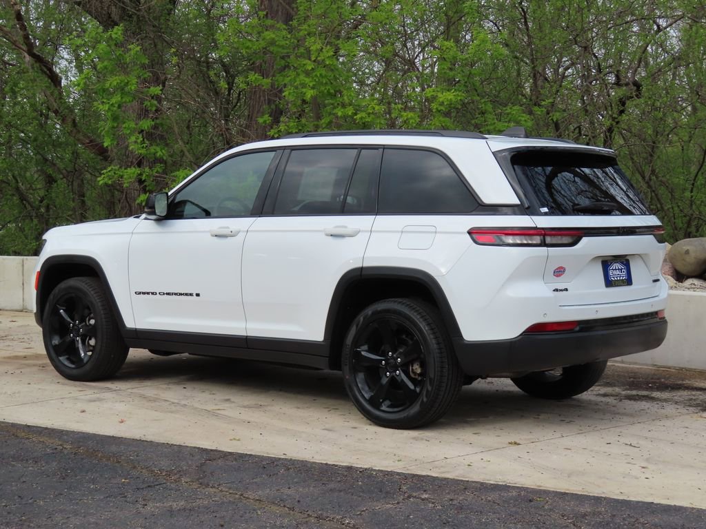 Used 2023 Jeep Grand Cherokee Limited w/ Black Appearance Package AWD/4WD image 25