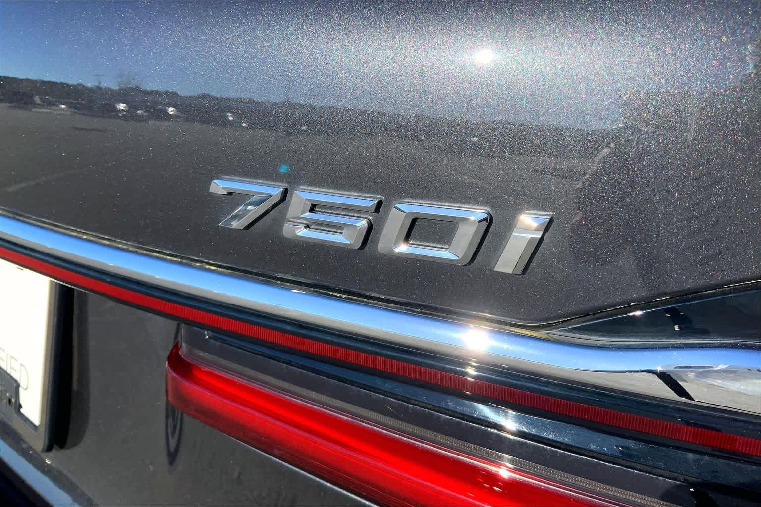 Used 2022 BMW 750i xDrive AWD/4WD image 32