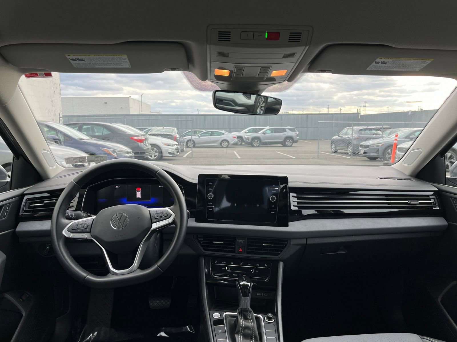 Used 2025 Volkswagen Jetta SE image 31