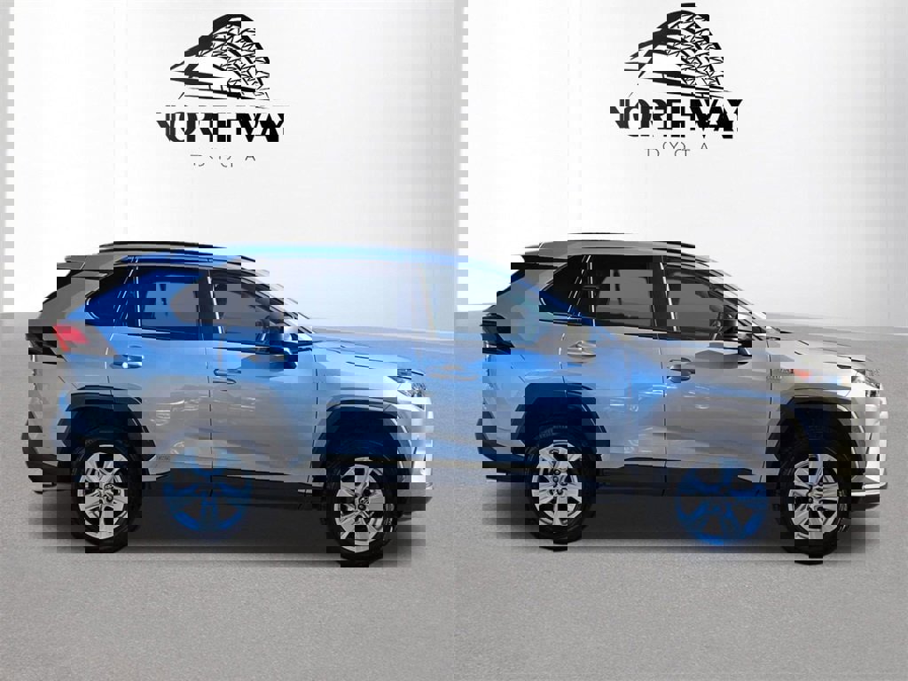 Used 2021 Toyota RAV4 LE image 3