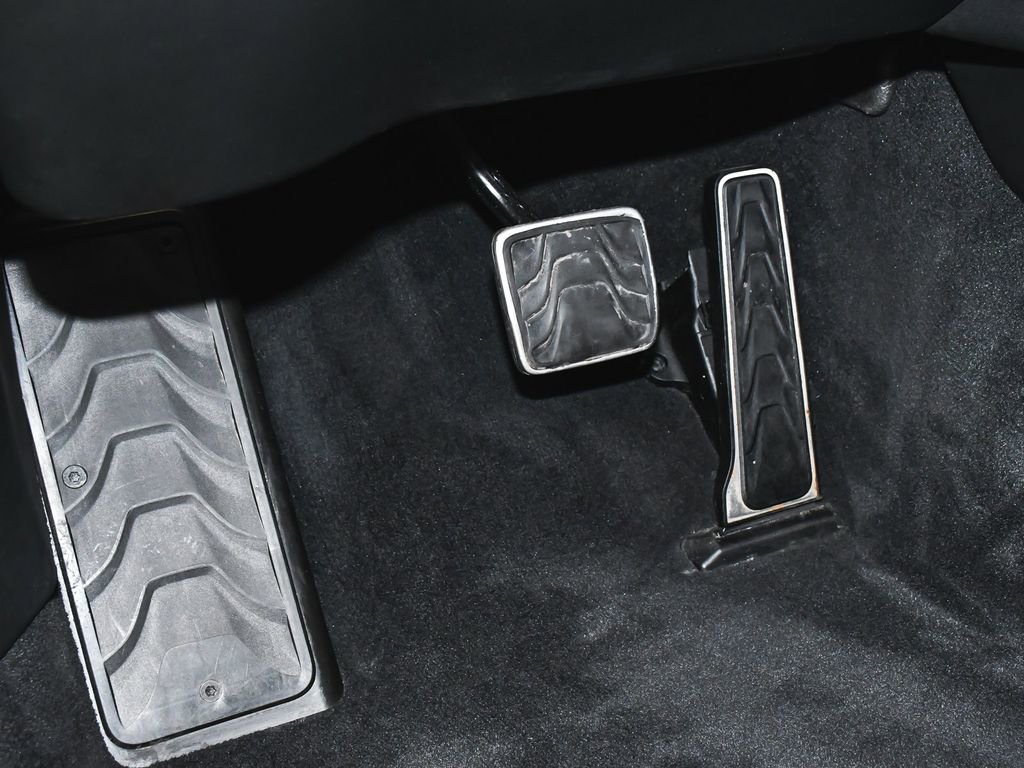 Used 2021 Aston Martin DBX image 18