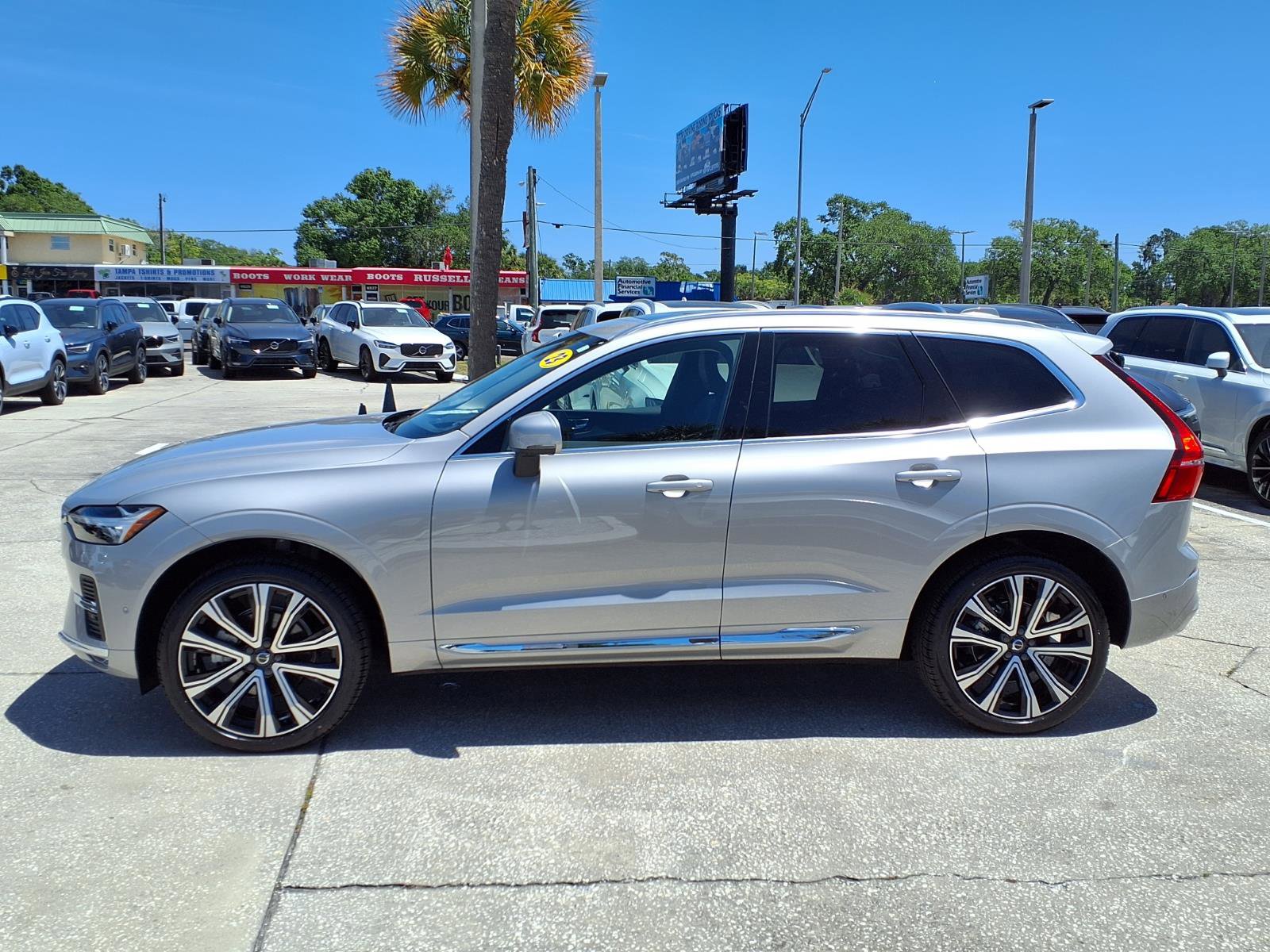 Certified 2023 Volvo XC60 B5 Ultimate w/ Climate Package FWD image 4