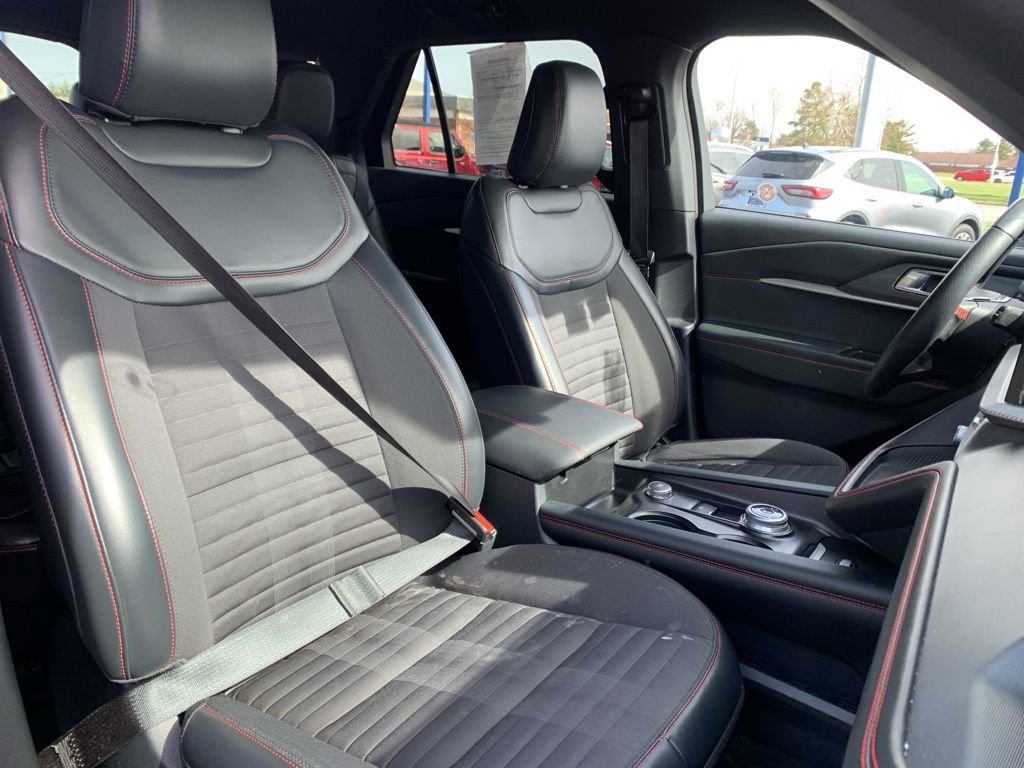 Used 2025 Ford Explorer ST-Line w/ ST-Line Street Pack AWD/4WD image 11