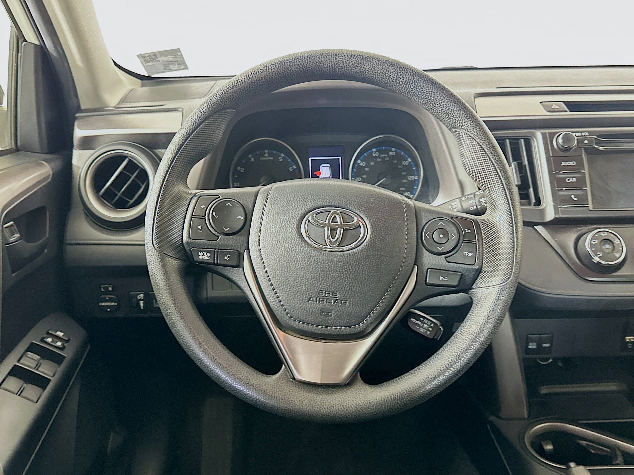 Used 2018 Toyota RAV4 LE FWD image 17