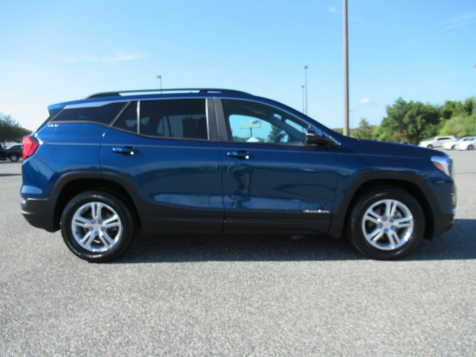 Used 2021 GMC Terrain SLE w/ Driver Convenience Package FWD image 2