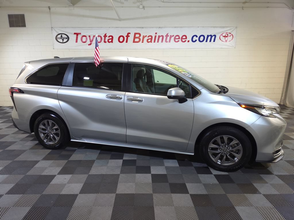 Certified 2023 Toyota Sienna XLE FWD image 1