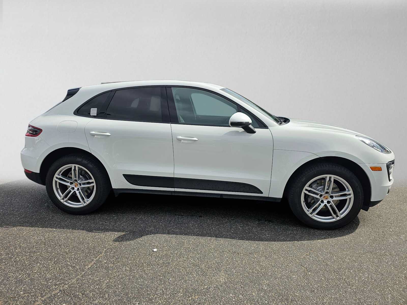 Used 2017 Porsche Macan AWD/4WD image 2