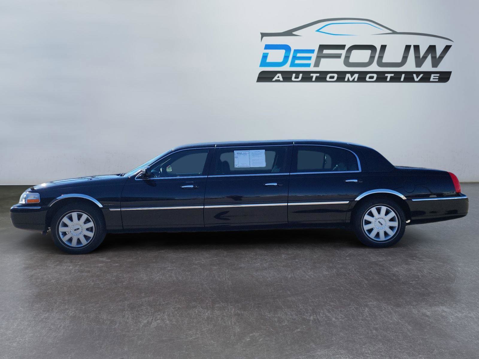 Used 2006 Lincoln Town Car Executive image 6