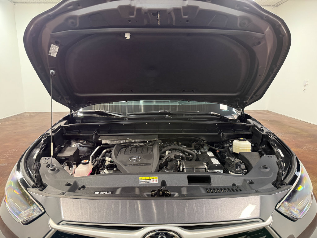Used 2023 Toyota Highlander L FWD image 38