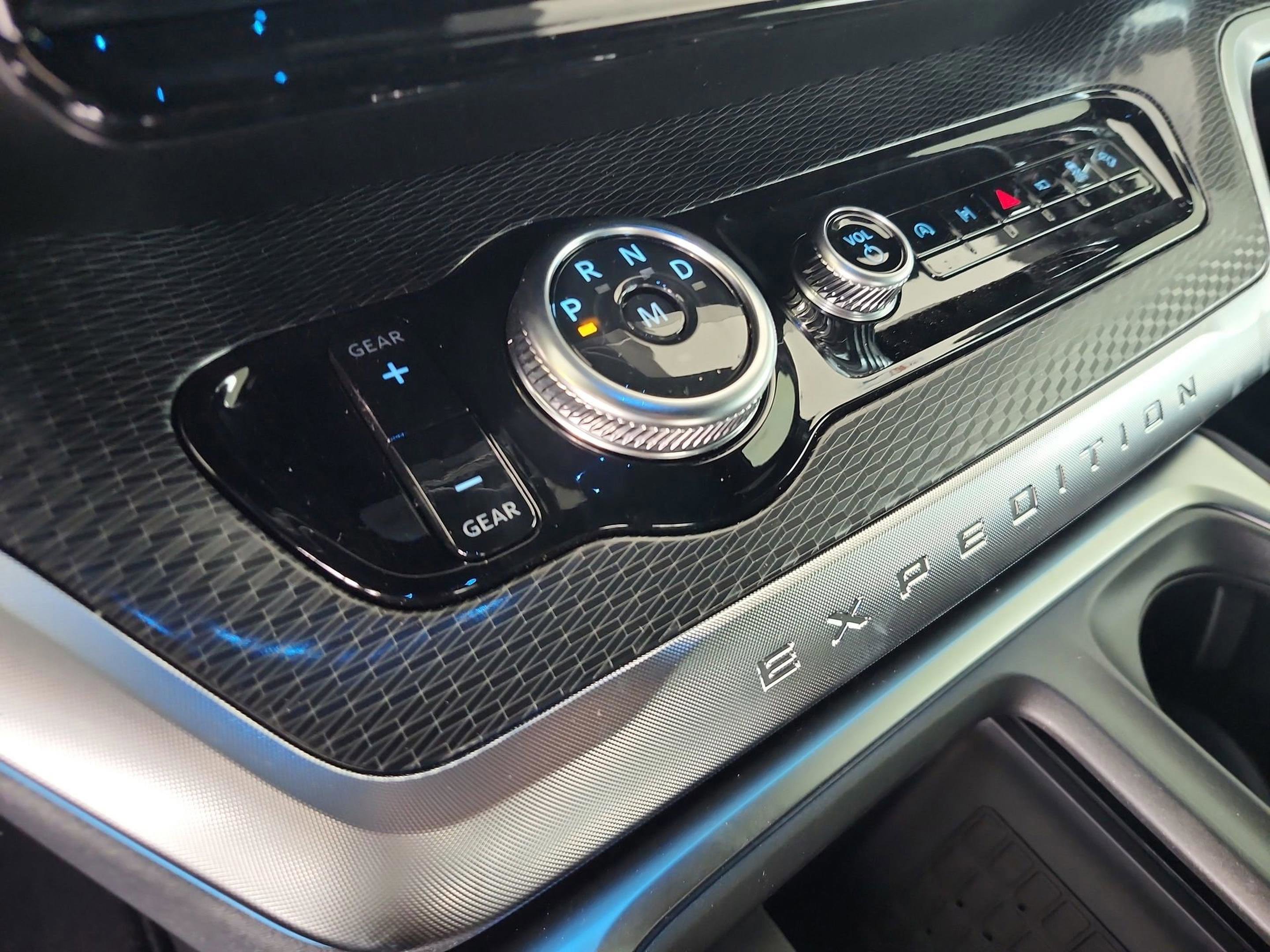 New 2025 Ford Expedition Platinum w/ Stealth Performance Package AWD/4WD image 14