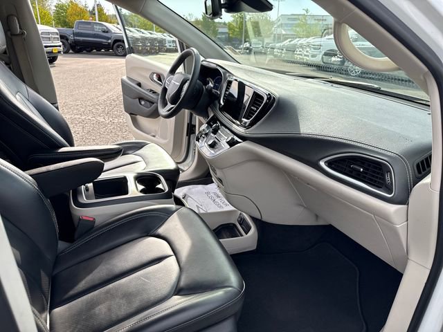 Used 2023 Chrysler Pacifica Touring-L FWD image 25