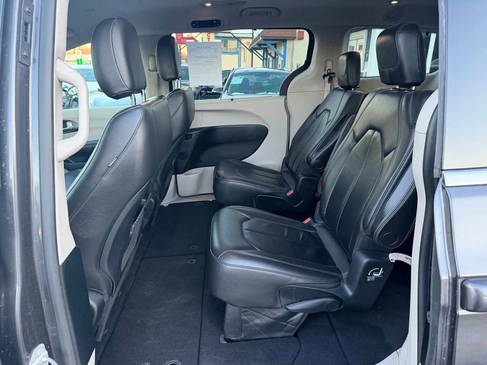 Used 2017 Chrysler Pacifica Touring-L image 15