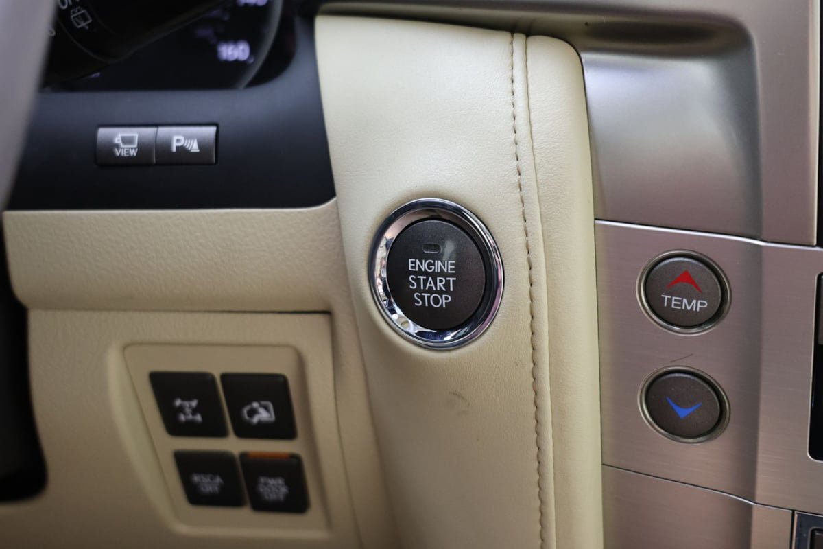 Used 2013 Lexus LX 570 4WD w/ Luxury Pkg w/Pre-crash image 20
