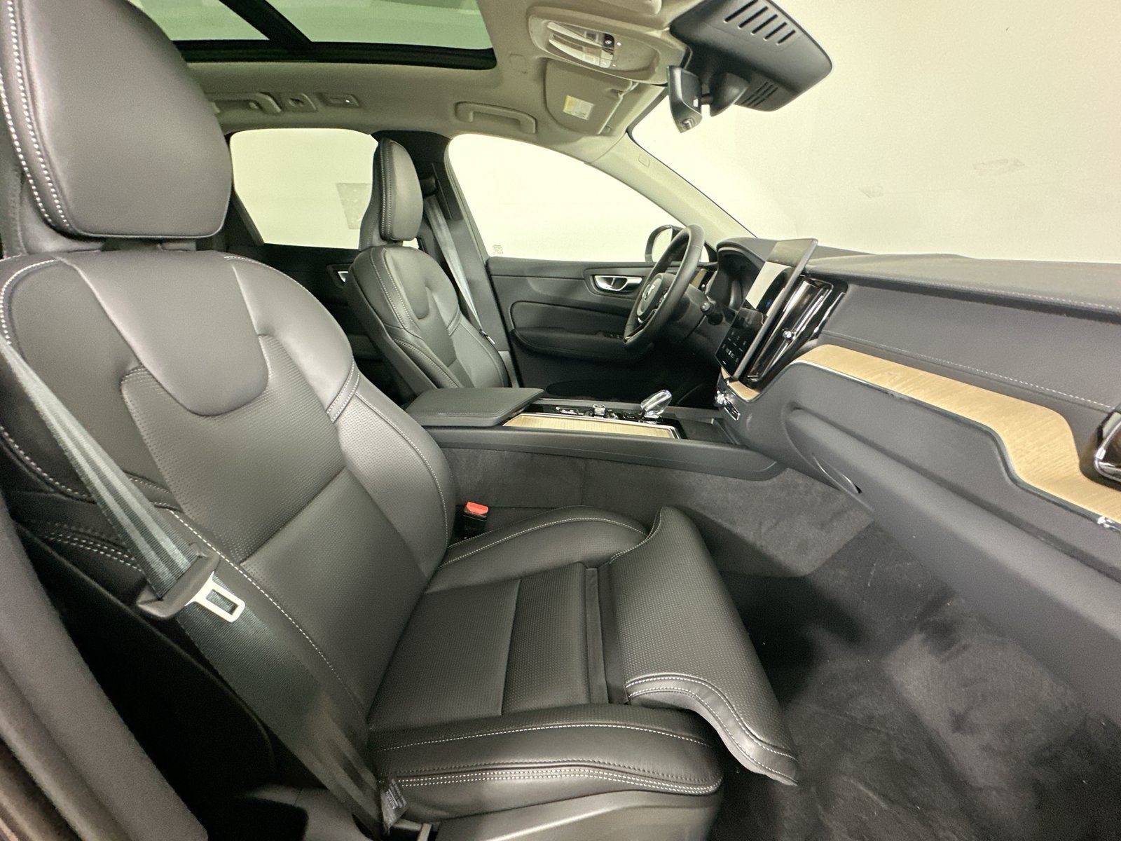 New 2026 Volvo XC60 T8 Ultra w/ Protection Package Premier AWD/4WD image 44