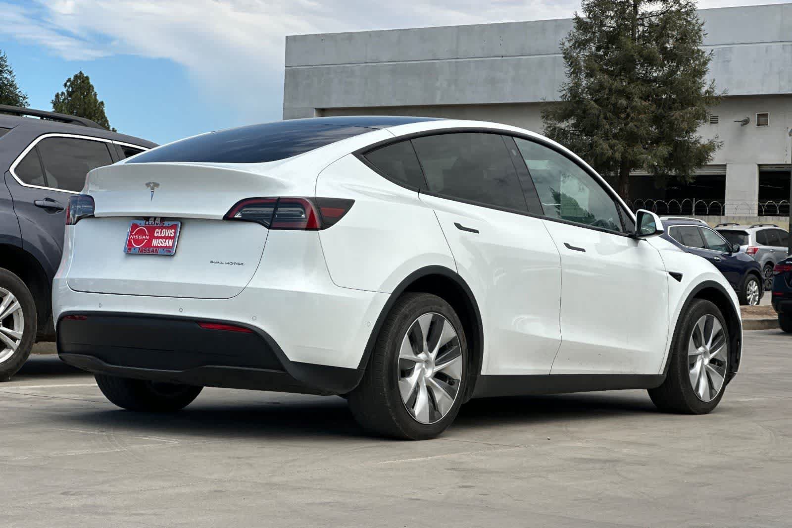 Used 2022 Tesla Model Y Long Range AWD/4WD image 3