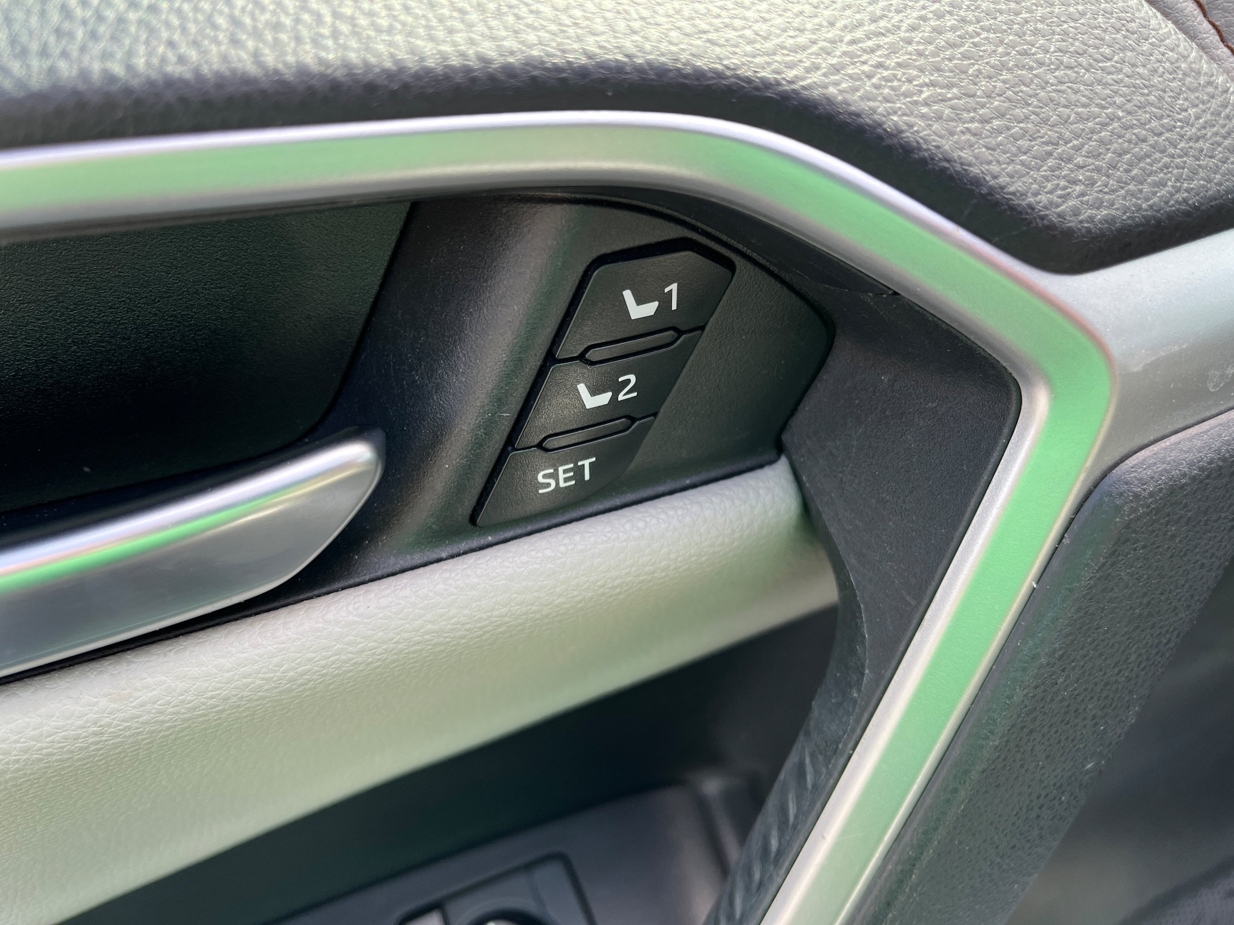 Used 2019 Toyota RAV4 Limited w/ Carpet Mat Package AWD/4WD image 18