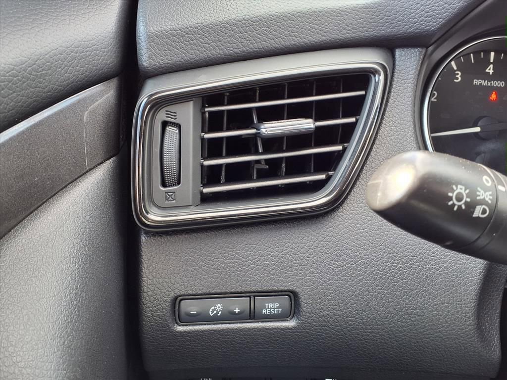 Used 2019 Nissan Rogue S image 29