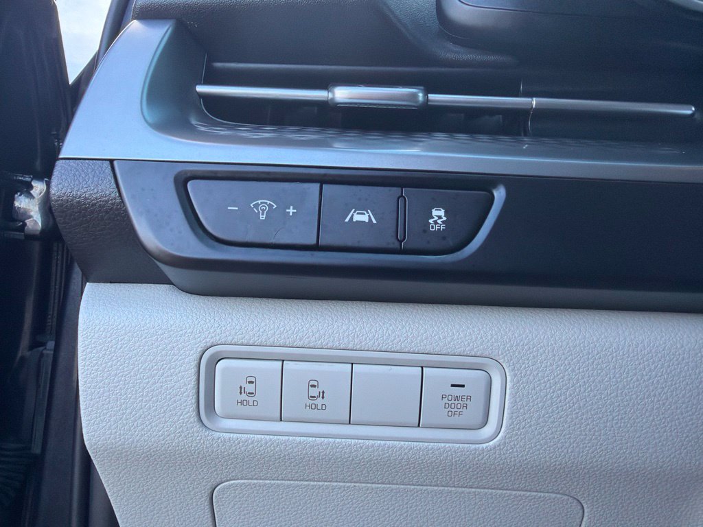 Used 2022 Kia Carnival LX FWD image 12