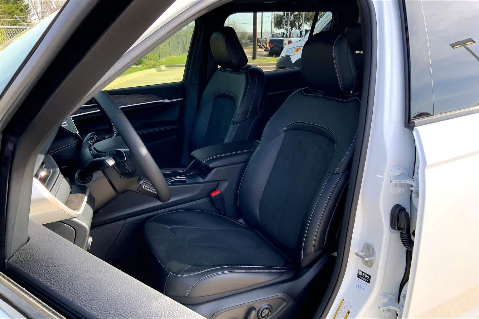 New 2026 Jeep Grand Cherokee L 4WD image 9
