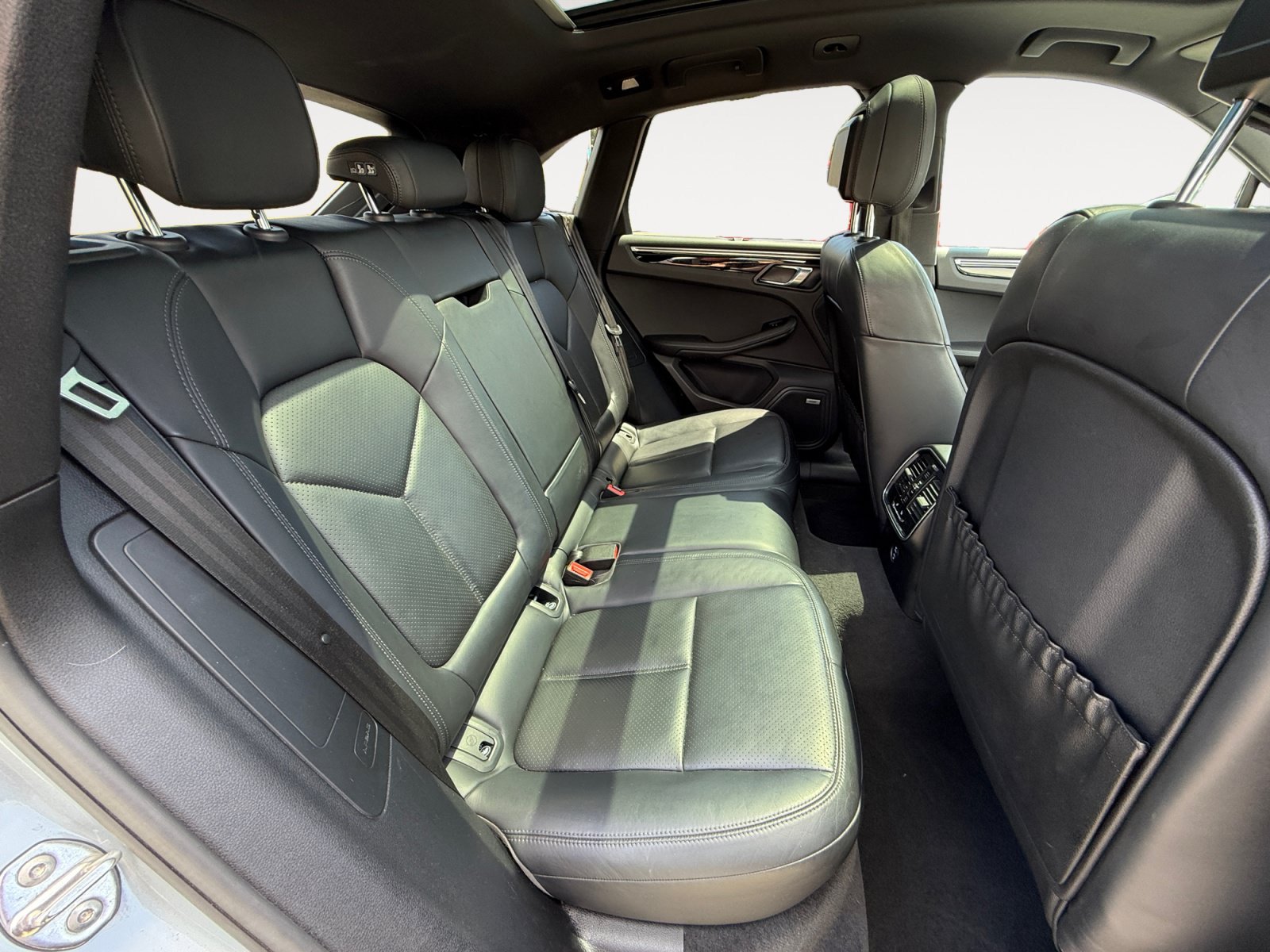 Used 2020 Porsche Macan AWD/4WD image 18