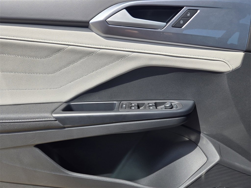 New 2025 Volkswagen Taos SEL image 18