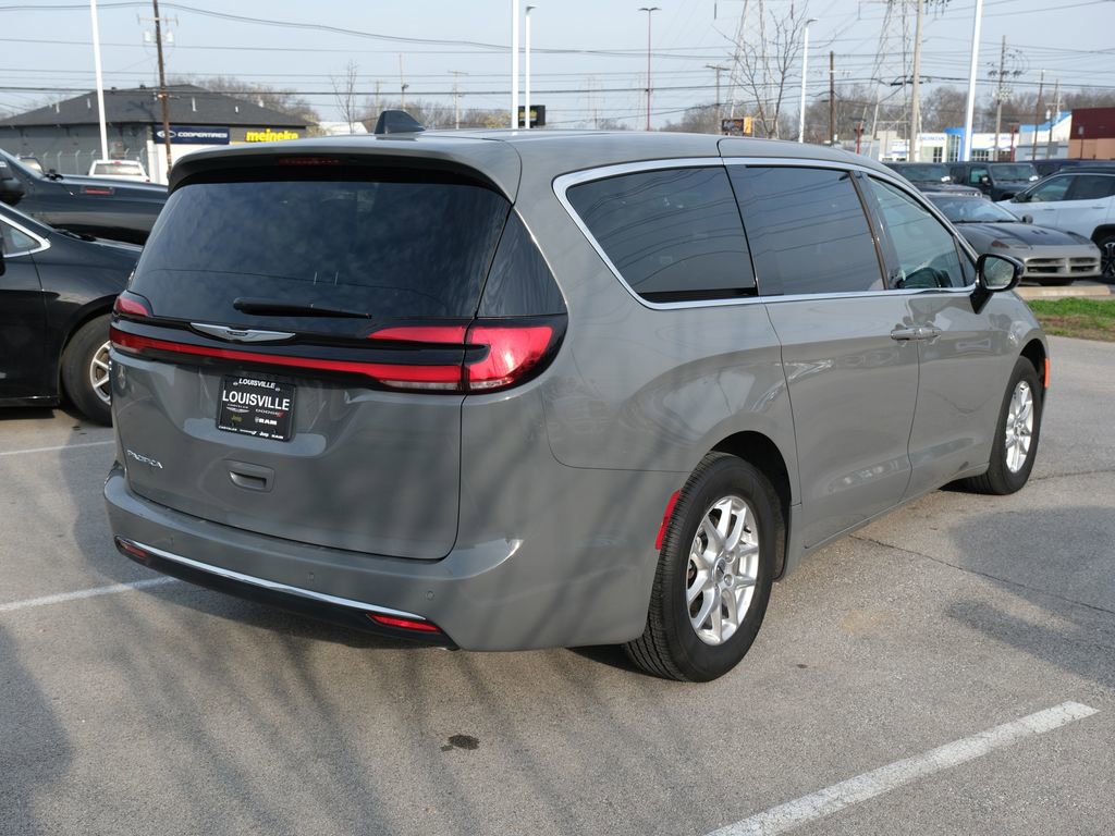 Used 2025 Chrysler Pacifica Select image 7