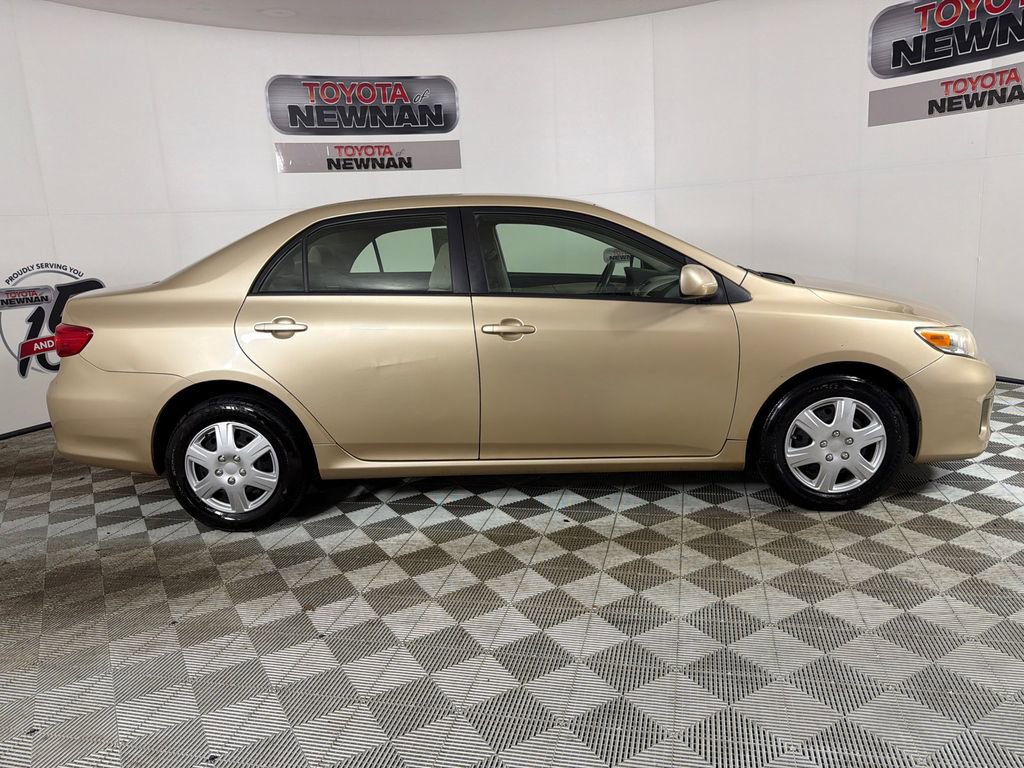 Used 2011 Toyota Corolla LE FWD image 2